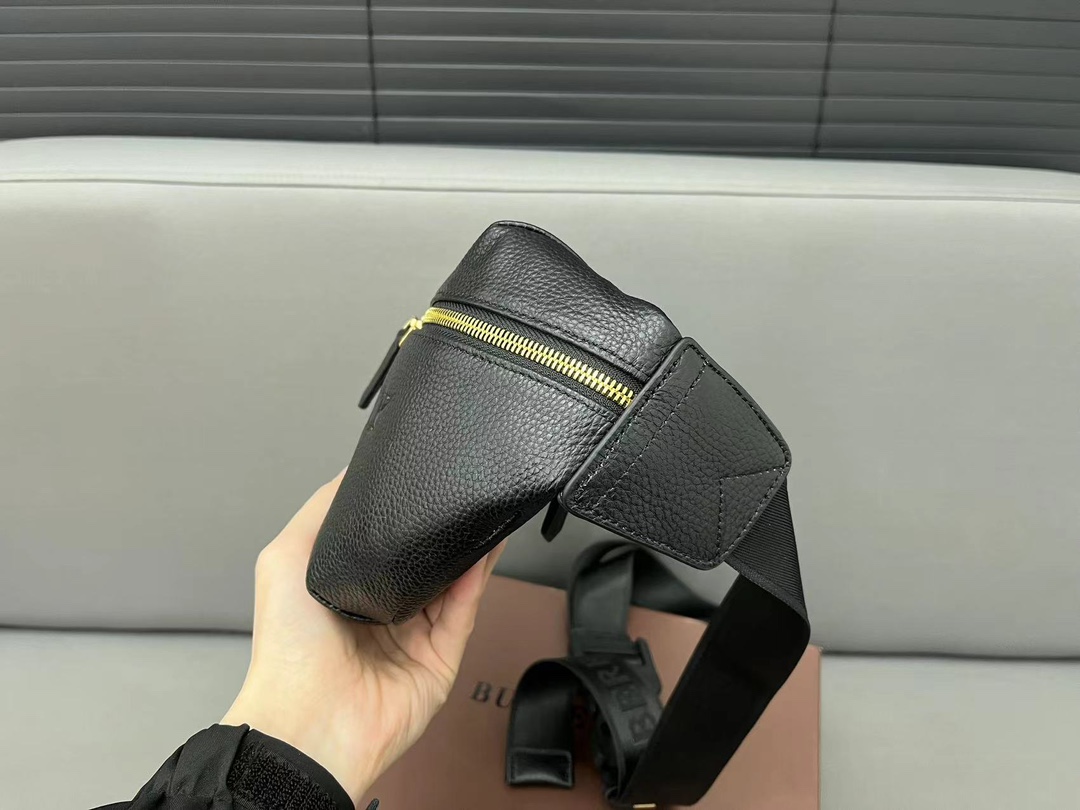 【BURBERRY 公式旗艦店】バーバリー 胸ポケット  当日出荷 好評に付き再入荷！28*19CM