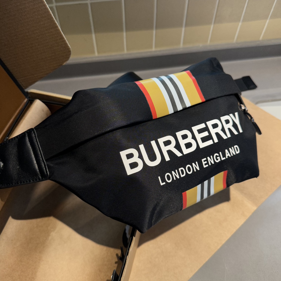 【BURBERRY 公式旗艦店】バーバリー 胸ポケット  当日出荷 好評に付き再入荷！27CM