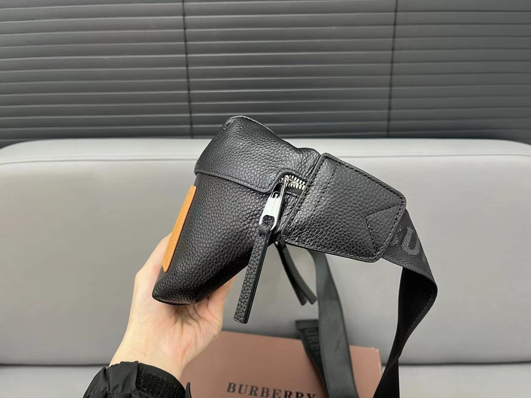 【BURBERRY 公式旗艦店】バーバリー 胸ポケット  当日出荷 好評に付き再入荷！28*19CM