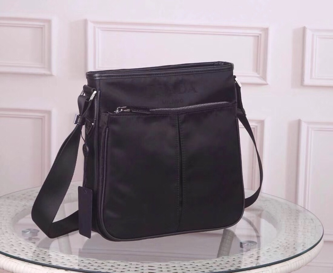 【PRADA 公式旗艦店】プラダ  斜めがけバッグ 当日出荷 好評に付き再入荷！26*26*7CM