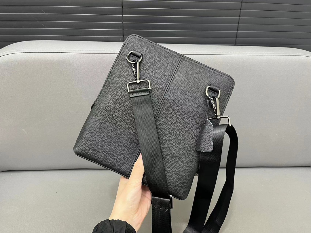 【BURBERRY 公式旗艦店】バーバリー  斜めがけバッグ 当日出荷 好評に付き再入荷！23*26CM