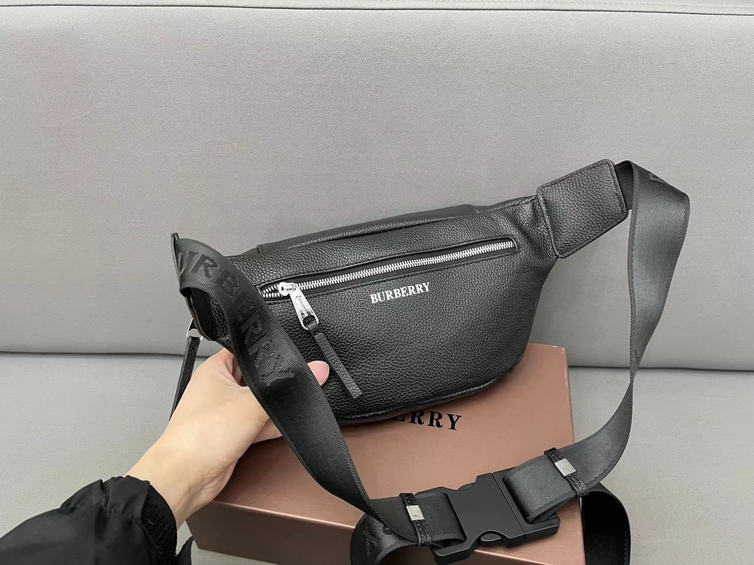 【BURBERRY 公式旗艦店】バーバリー 胸ポケット  当日出荷 好評に付き再入荷！28*19CM