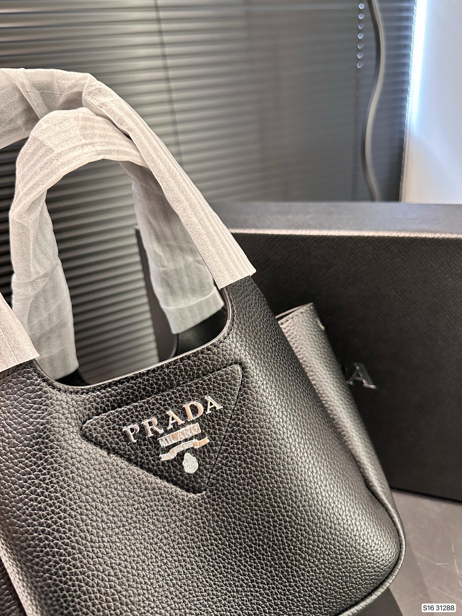 【PRADA 公式旗艦店】プラダ  ハンドバッグ 当日出荷 好評に付き再入荷！17*15CM