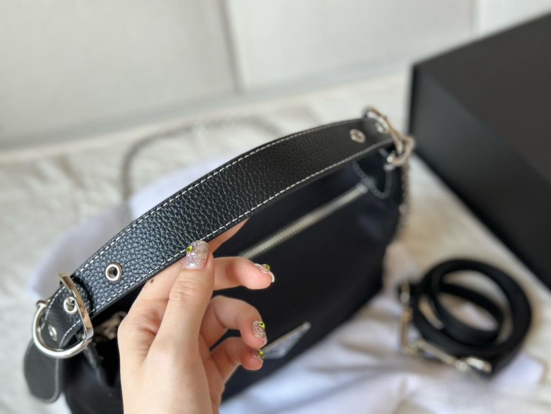 【PRADA 公式旗艦店】プラダ  ハンドバッグ 当日出荷 好評に付き再入荷！27*14CM