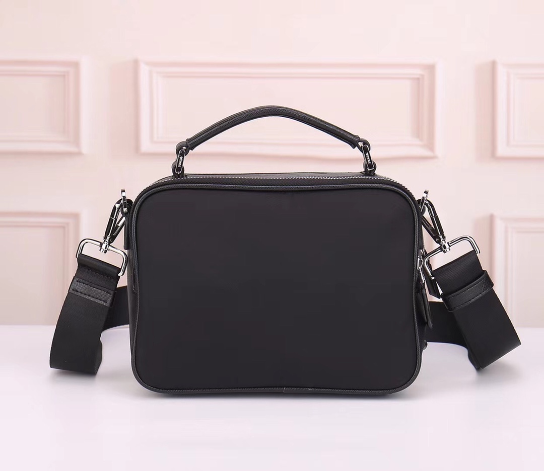 【PRADA 公式旗艦店】プラダ  斜めがけバッグ 当日出荷 好評に付き再入荷！22*16*8CM
