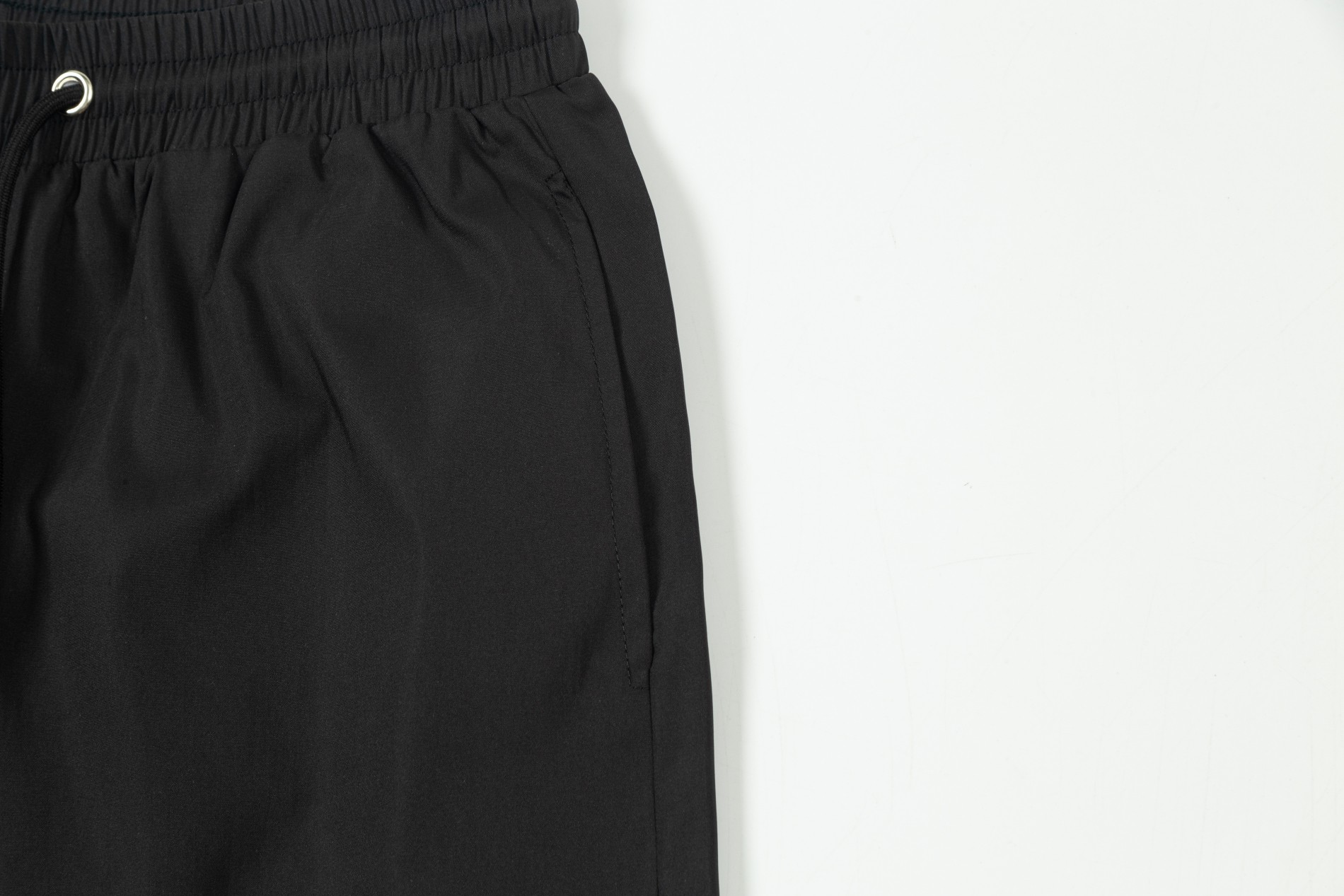 【MONCLER 公式旗艦店】モンクレール ショートパンツ  ご好評に付き再入荷！