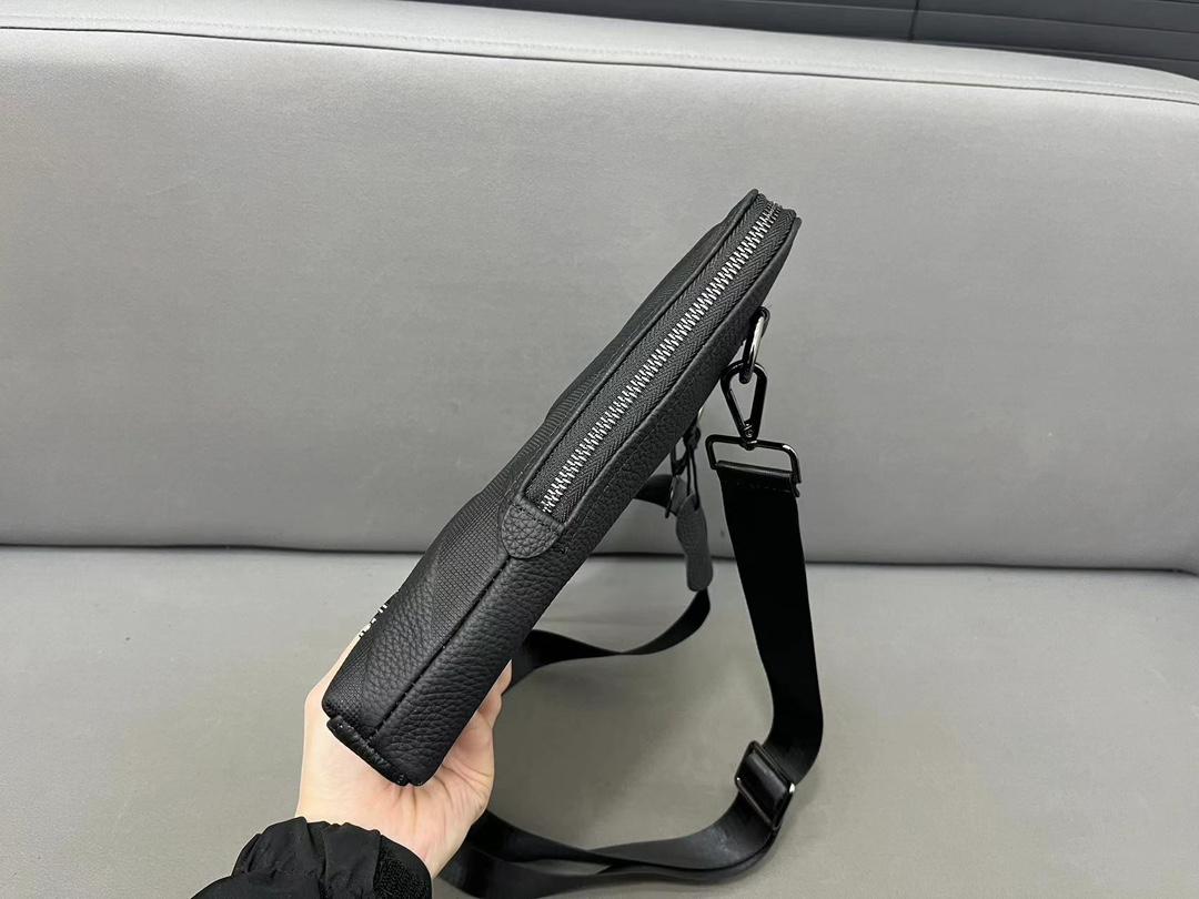 【BURBERRY 公式旗艦店】バーバリー  斜めがけバッグ 当日出荷 好評に付き再入荷！23*26CM