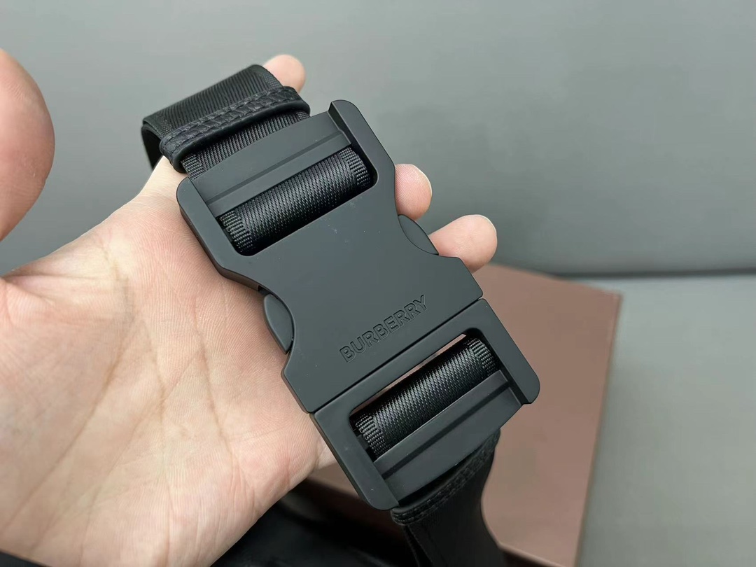 【BURBERRY 公式旗艦店】バーバリー 胸ポケット  当日出荷 好評に付き再入荷！28*19CM