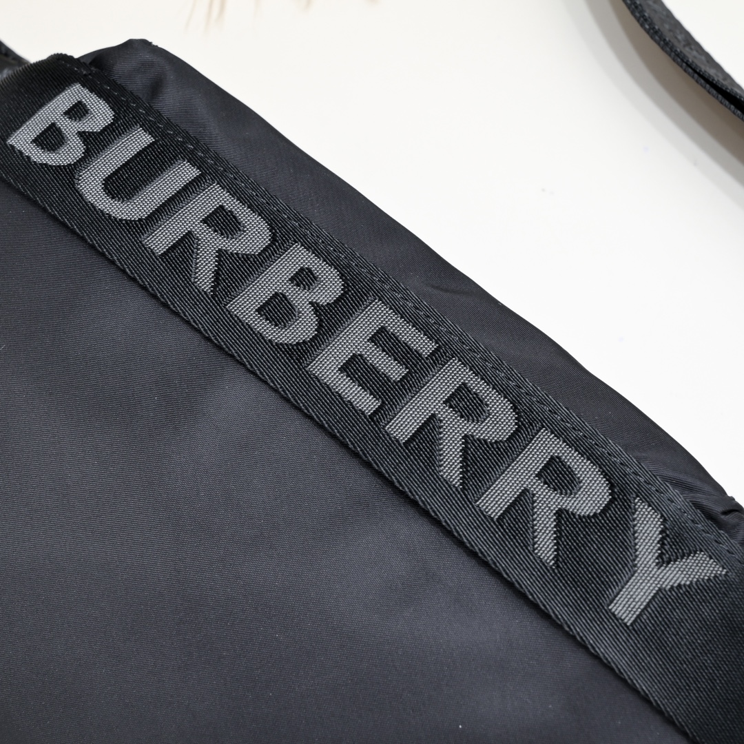 【BURBERRY 公式旗艦店】バーバリー クラッチバッグ  当日出荷 好評に付き再入荷！30*18*16CM