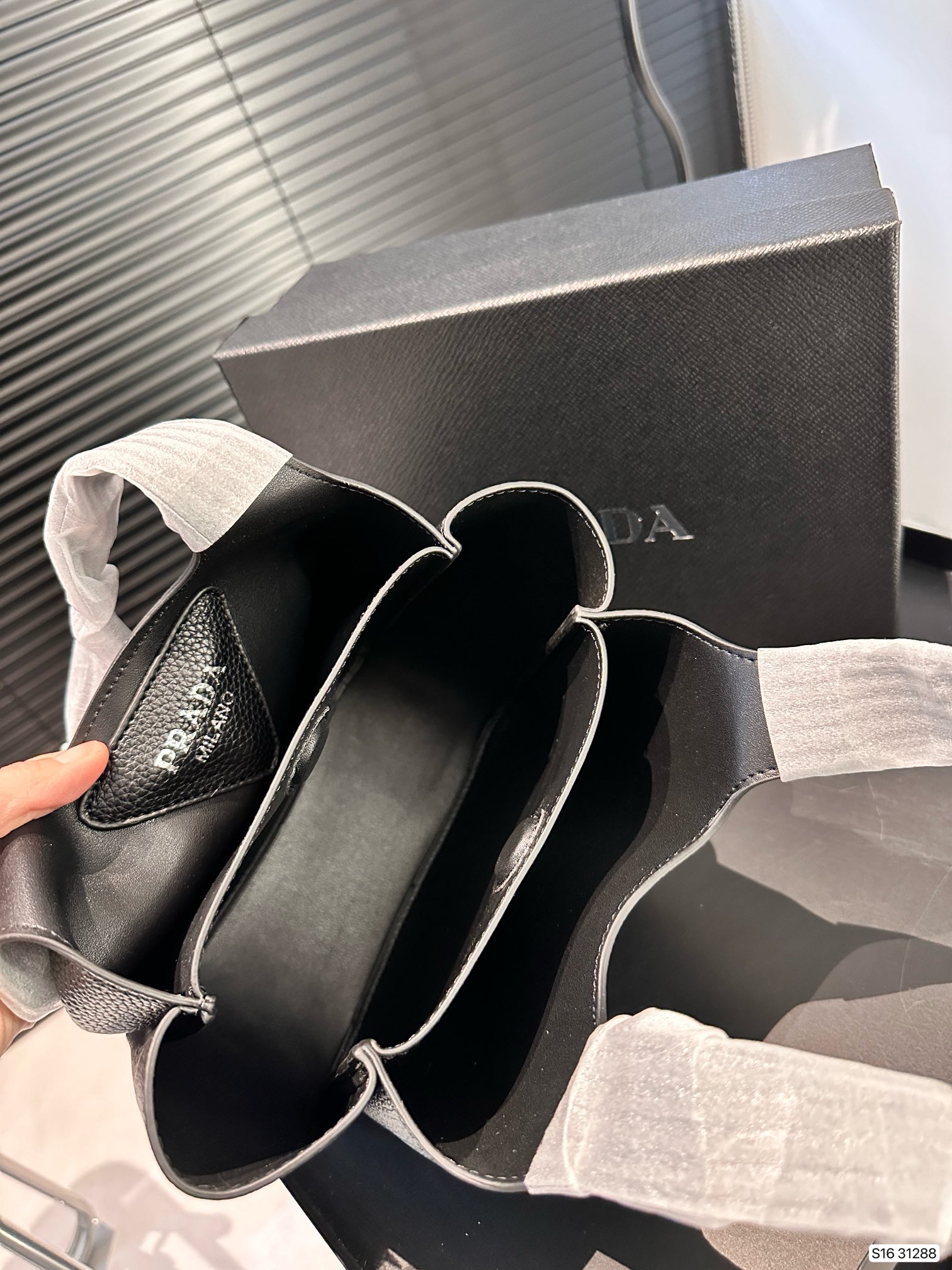 【PRADA 公式旗艦店】プラダ  ハンドバッグ 当日出荷 好評に付き再入荷！17*15CM