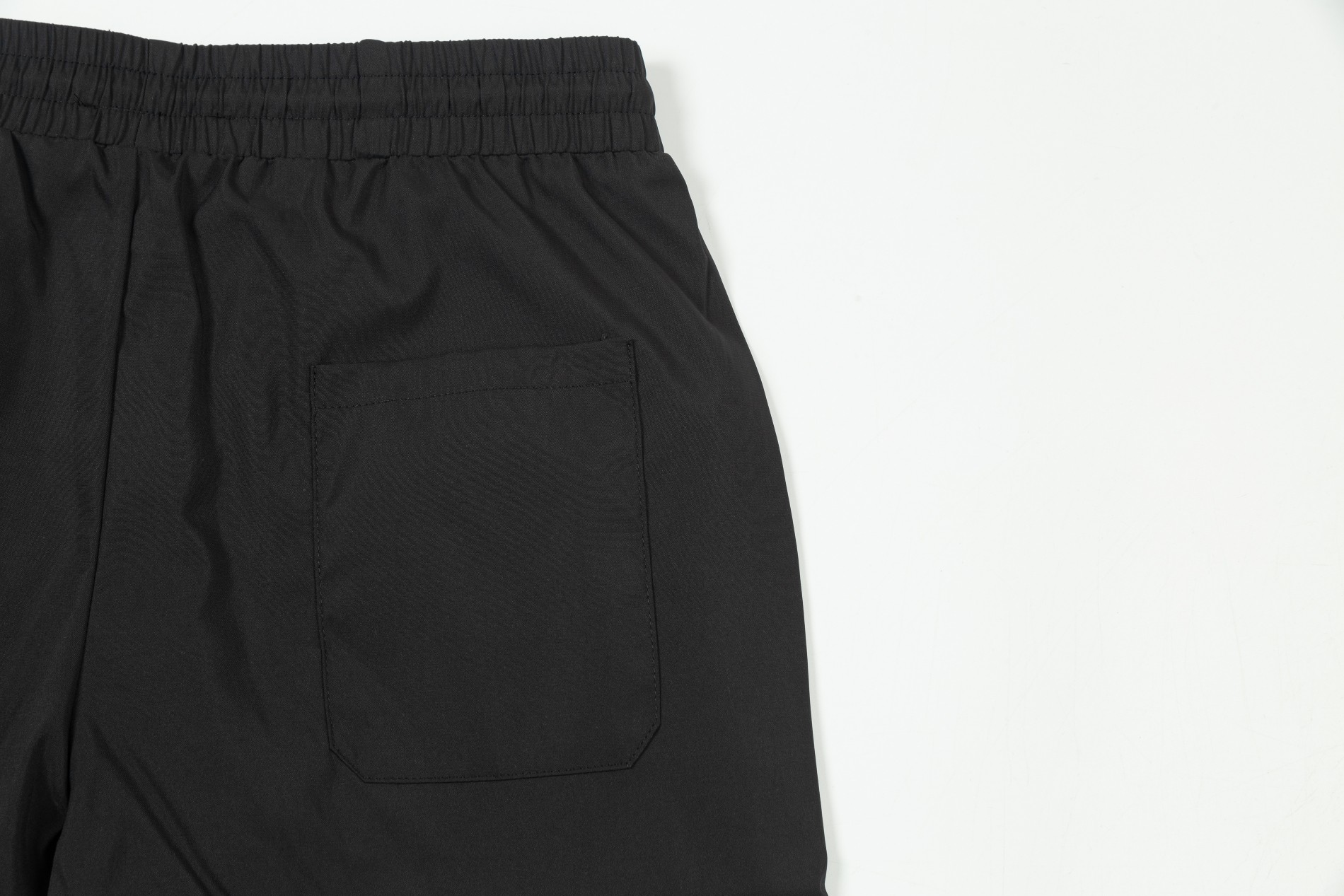 【MONCLER 公式旗艦店】モンクレール ショートパンツ  ご好評に付き再入荷！