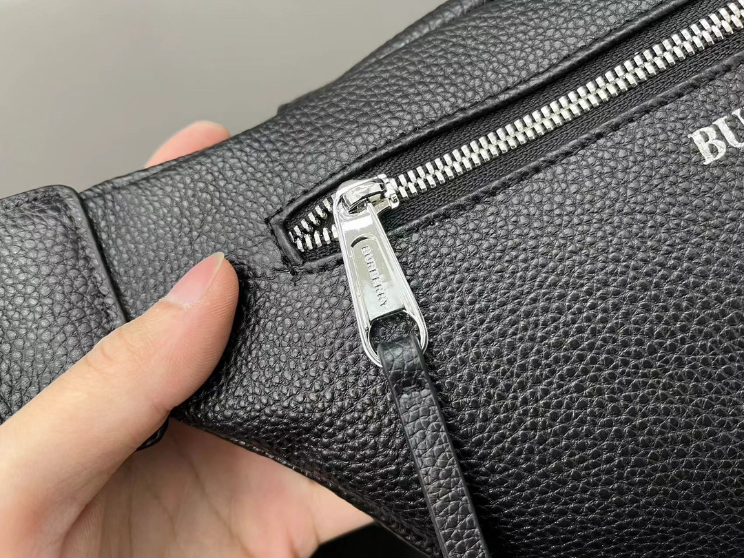 【BURBERRY 公式旗艦店】バーバリー 胸ポケット  当日出荷 好評に付き再入荷！28*19CM