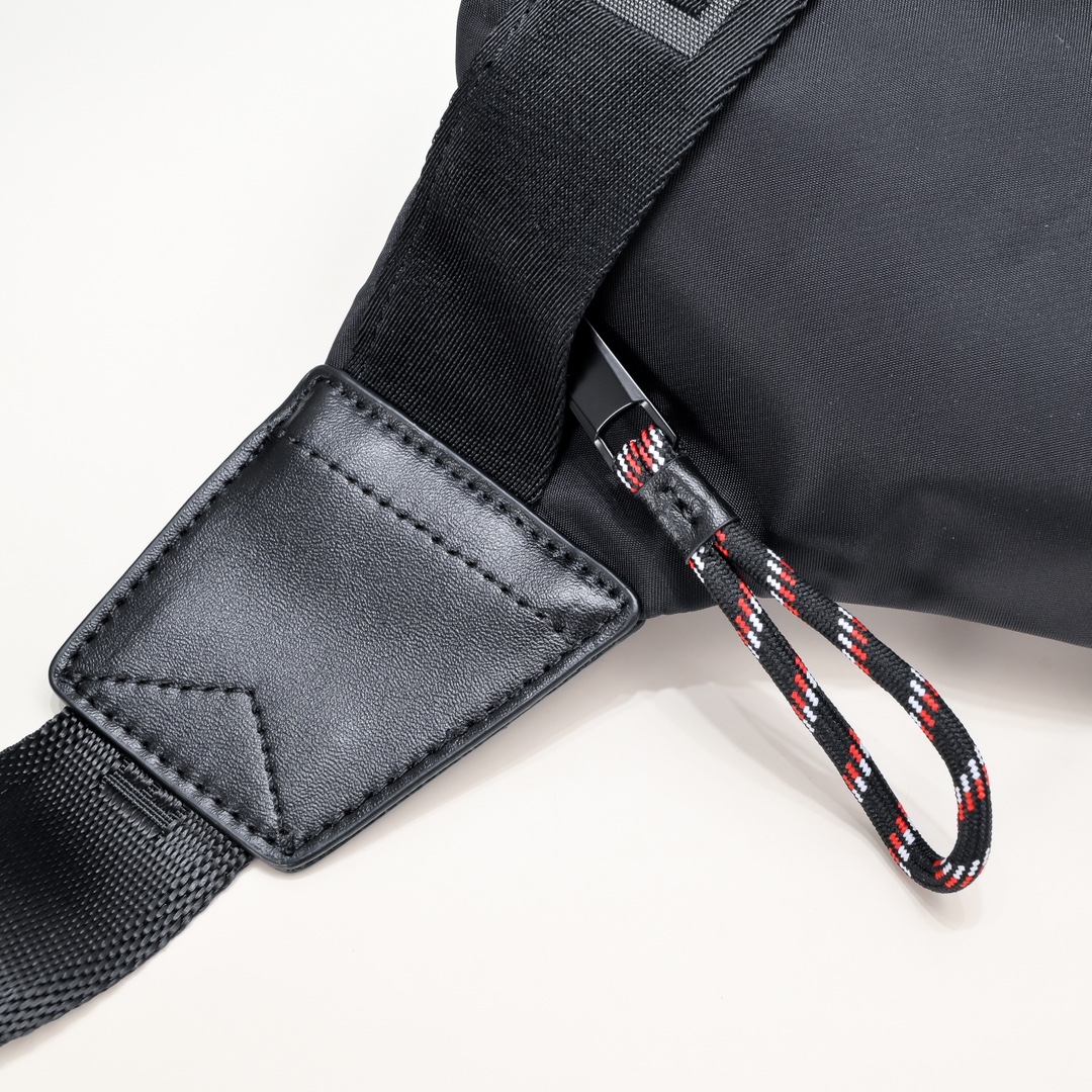 【BURBERRY 公式旗艦店】バーバリー クラッチバッグ  当日出荷 好評に付き再入荷！30*18*16CM