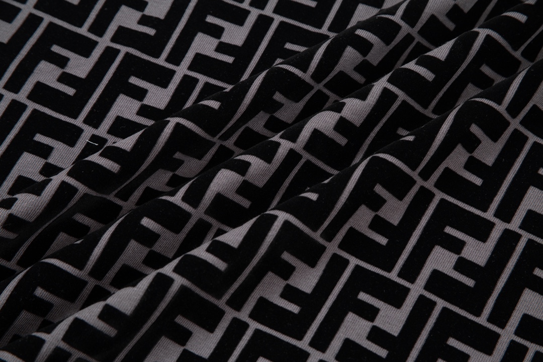 【FENDI  公式旗艦店】フェンディTシャツ ご好評に付き再入荷！