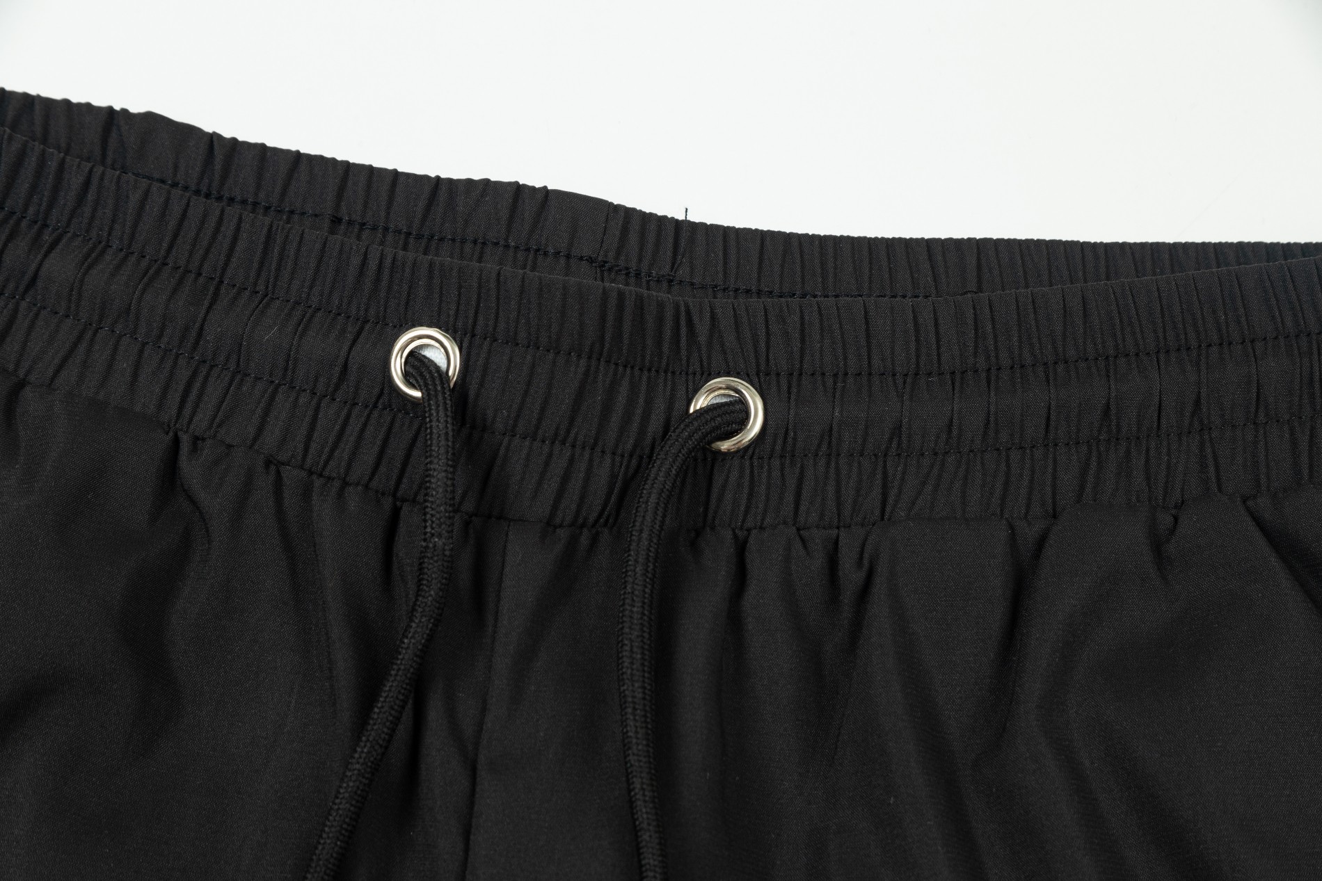 【MONCLER 公式旗艦店】モンクレール ショートパンツ  ご好評に付き再入荷！