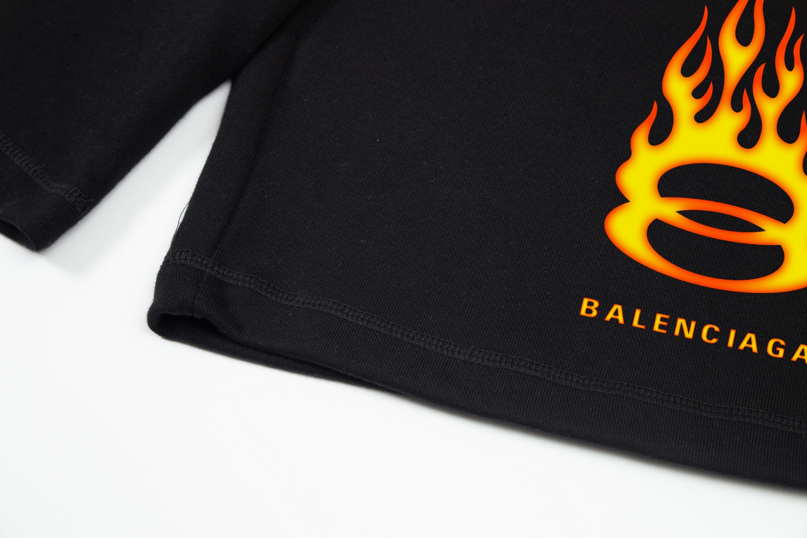 【BALENCIAGA  公式旗艦店】バレンシアガ  ショートパンツ  ご好評に付き再入荷！