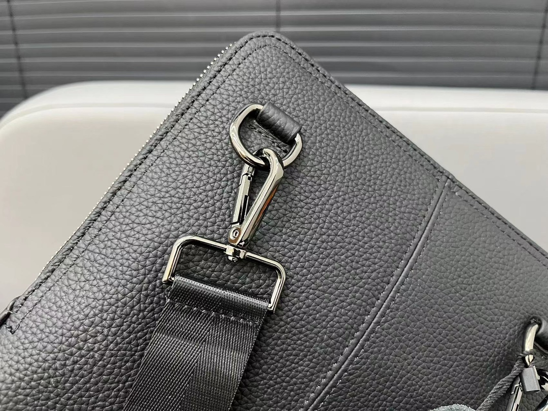 【BURBERRY 公式旗艦店】バーバリー  斜めがけバッグ 当日出荷 好評に付き再入荷！23*26CM