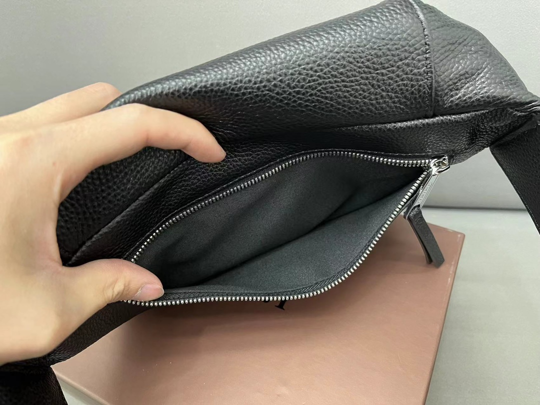 【BURBERRY 公式旗艦店】バーバリー 胸ポケット  当日出荷 好評に付き再入荷！28*19CM