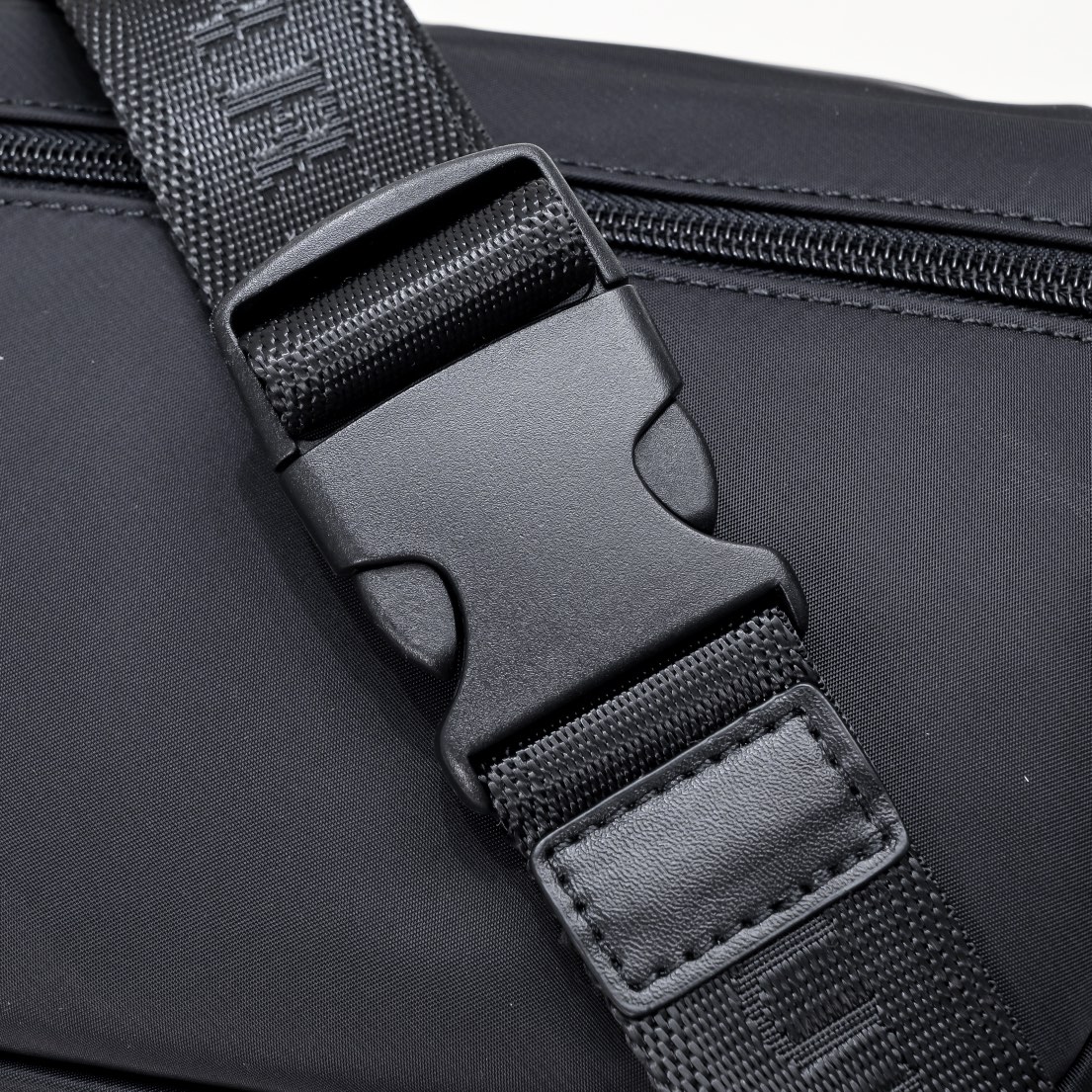 【BURBERRY 公式旗艦店】バーバリー クラッチバッグ  当日出荷 好評に付き再入荷！30*18*16CM