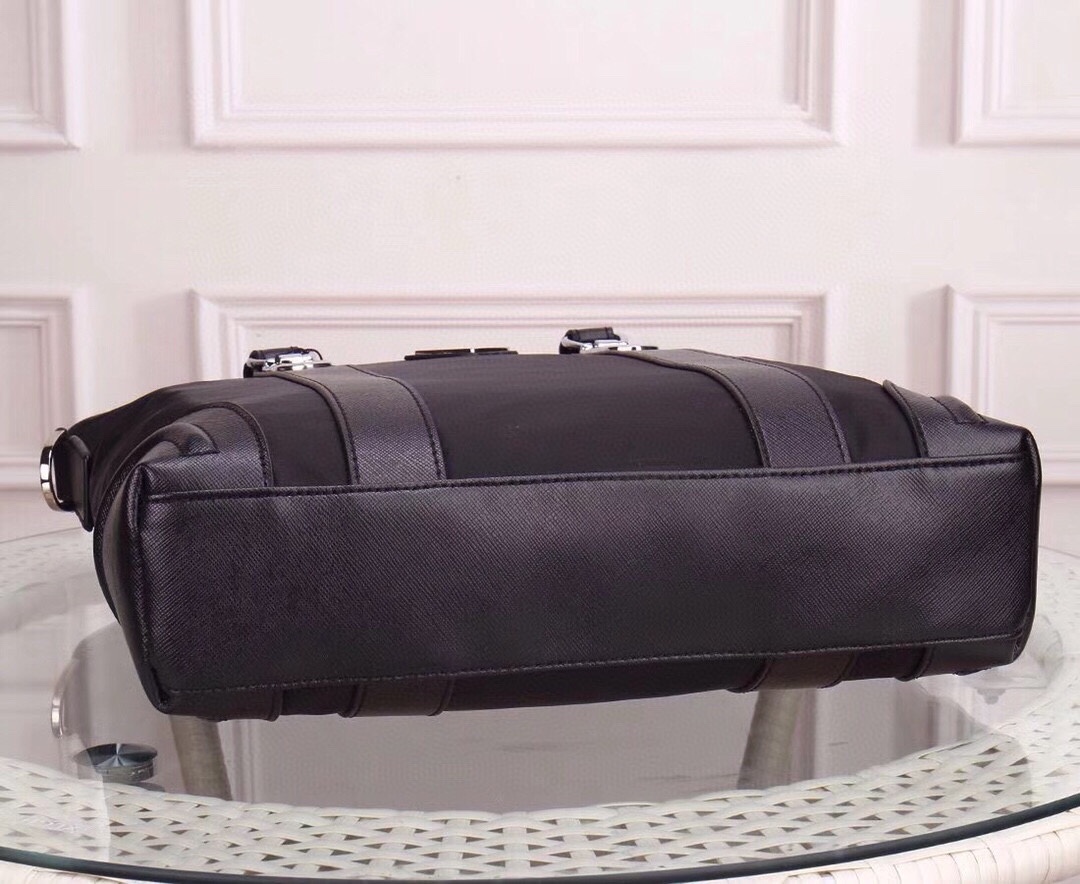 【PRADA 公式旗艦店】プラダ  ブリーフケース  当日出荷 好評に付き再入荷！34*33*8CM