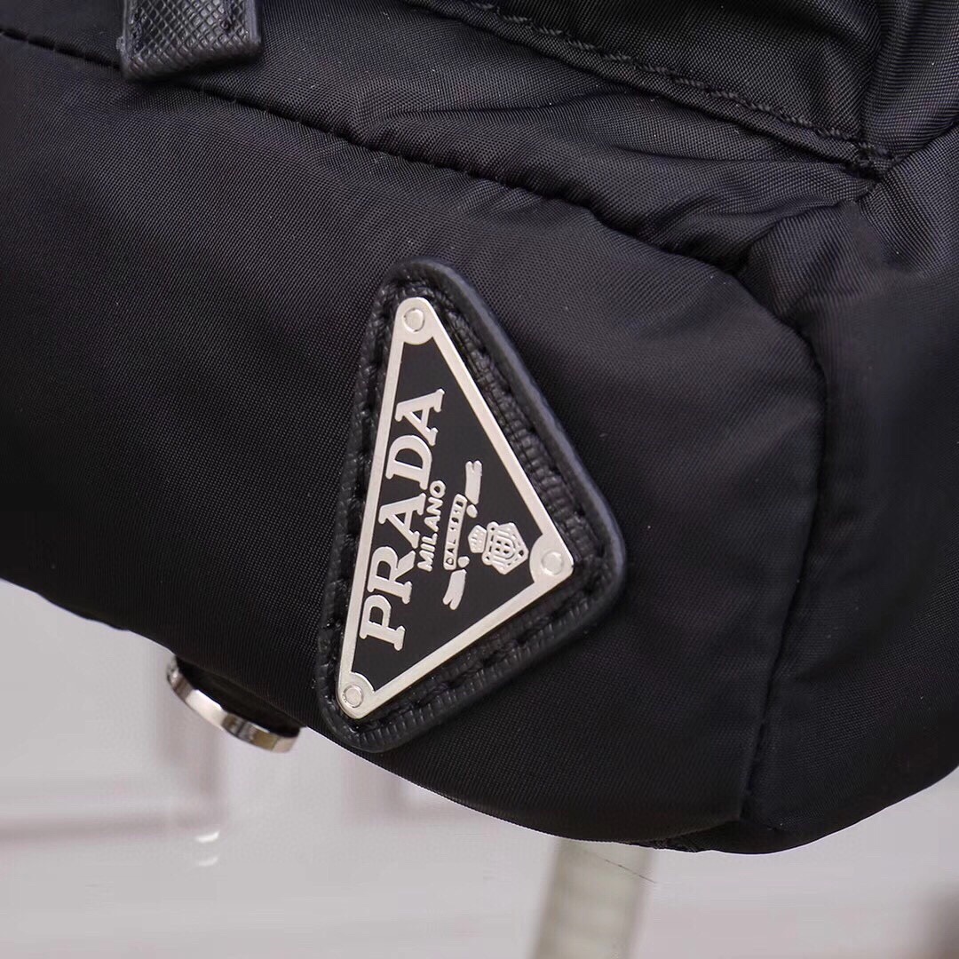 【PRADA 公式旗艦店】プラダ  胸ポケット 当日出荷 好評に付き再入荷！30*20*7CM