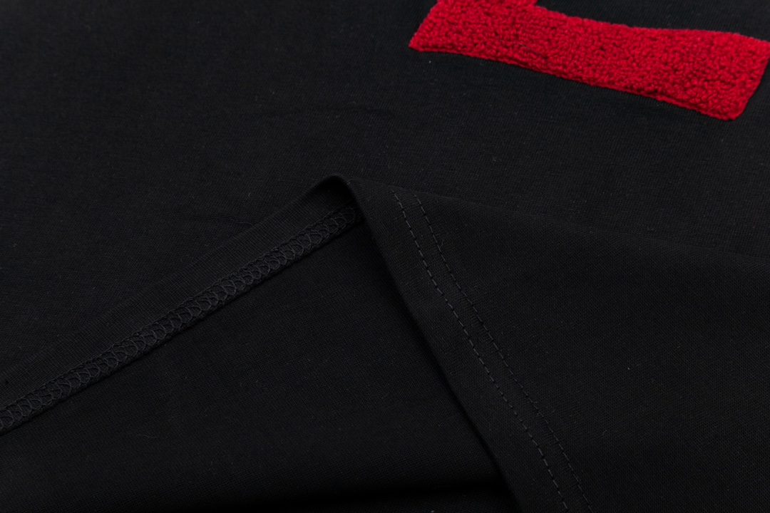 【YSL SAINT LAURENT 公式旗艦店】サンローラン Tシャツ ご好評に付き再入荷！