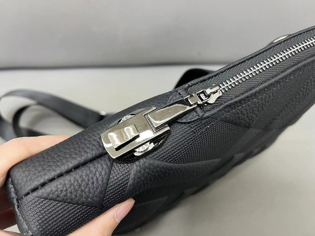 【BURBERRY 公式旗艦店】バーバリー  斜めがけバッグ 当日出荷 好評に付き再入荷！23*26CM