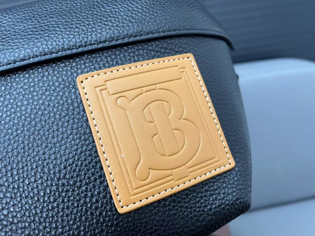 【BURBERRY 公式旗艦店】バーバリー 胸ポケット  当日出荷 好評に付き再入荷！28*19CM