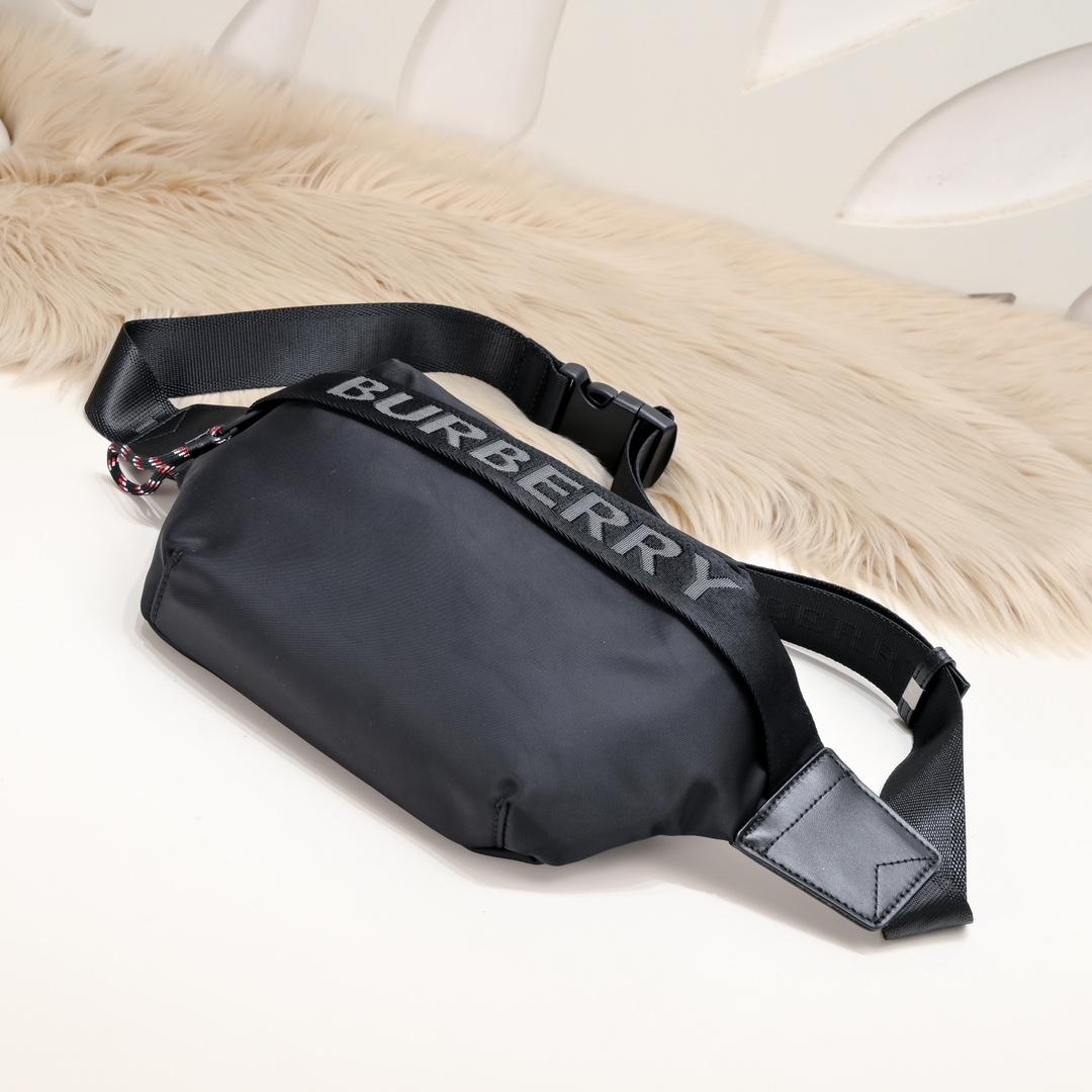 【BURBERRY 公式旗艦店】バーバリー クラッチバッグ  当日出荷 好評に付き再入荷！30*18*16CM