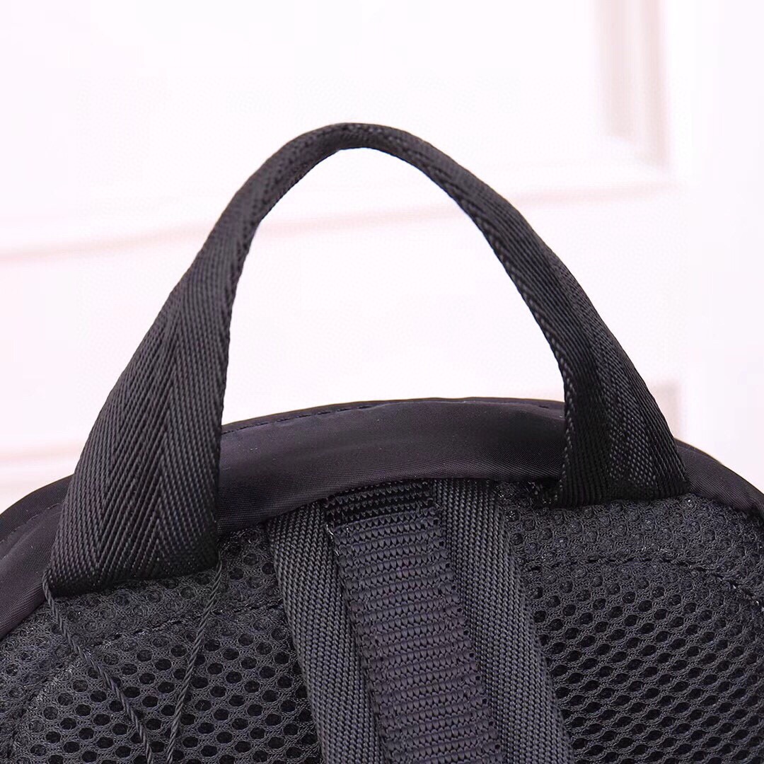 【PRADA 公式旗艦店】プラダ  胸ポケット 当日出荷 好評に付き再入荷！30*20*7CM