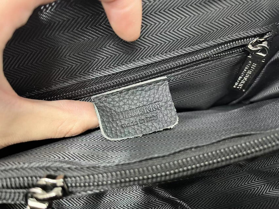 【BURBERRY 公式旗艦店】バーバリー  斜めがけバッグ 当日出荷 好評に付き再入荷！23*26CM