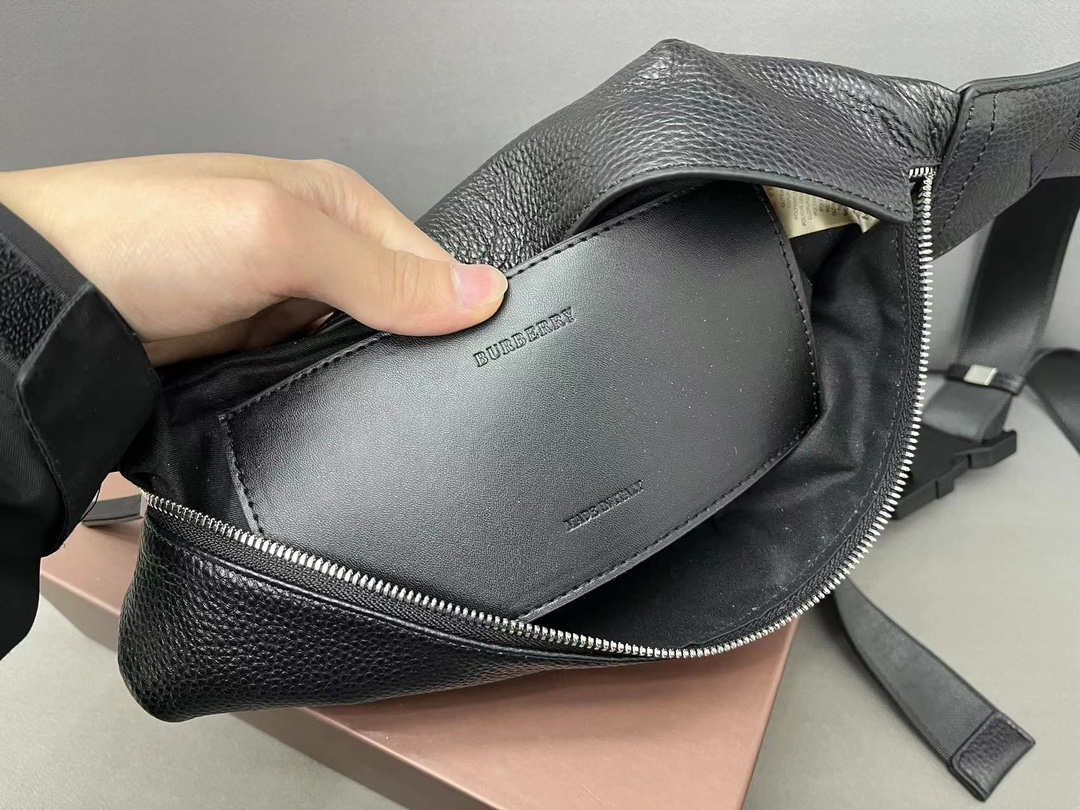 【BURBERRY 公式旗艦店】バーバリー 胸ポケット  当日出荷 好評に付き再入荷！28*19CM