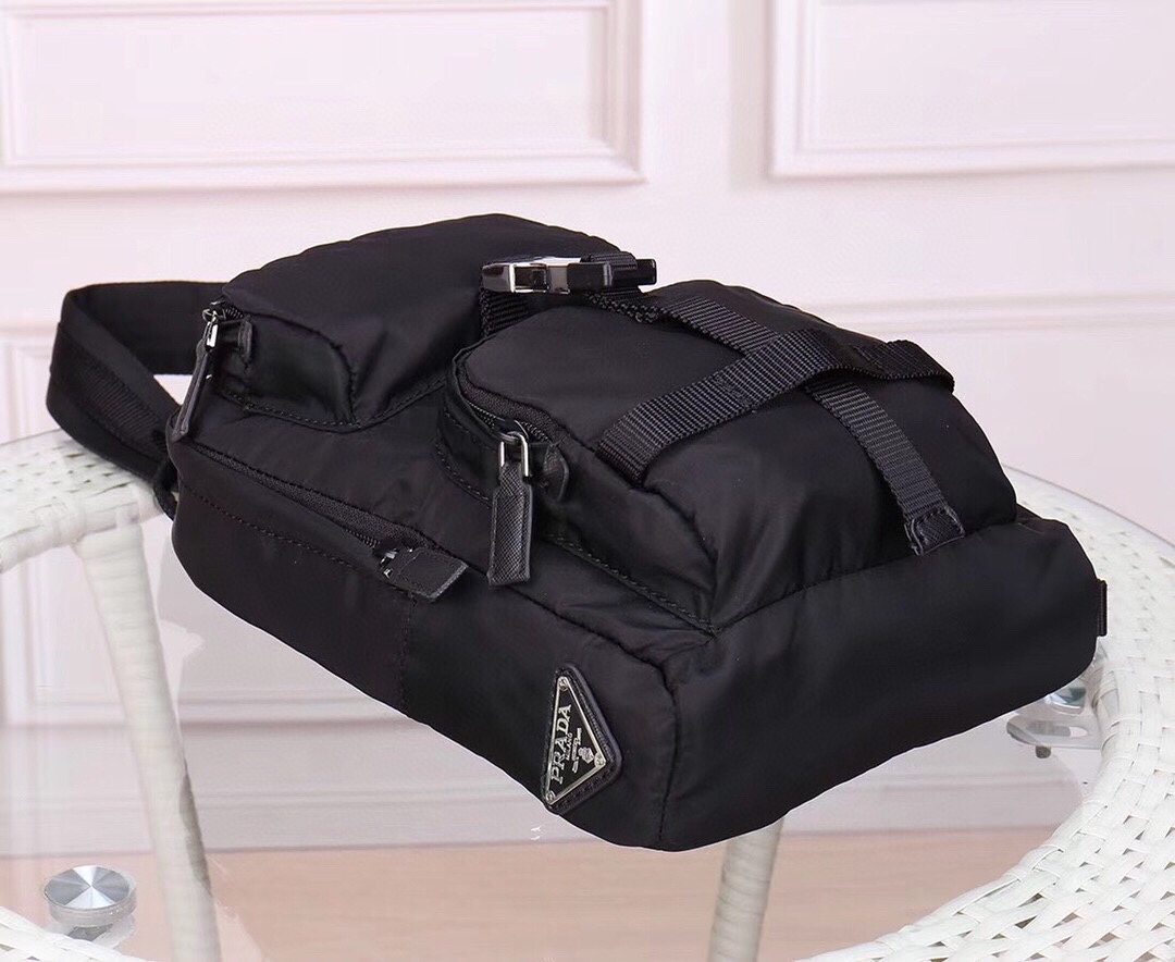 【PRADA 公式旗艦店】プラダ  胸ポケット 当日出荷 好評に付き再入荷！30*20*7CM