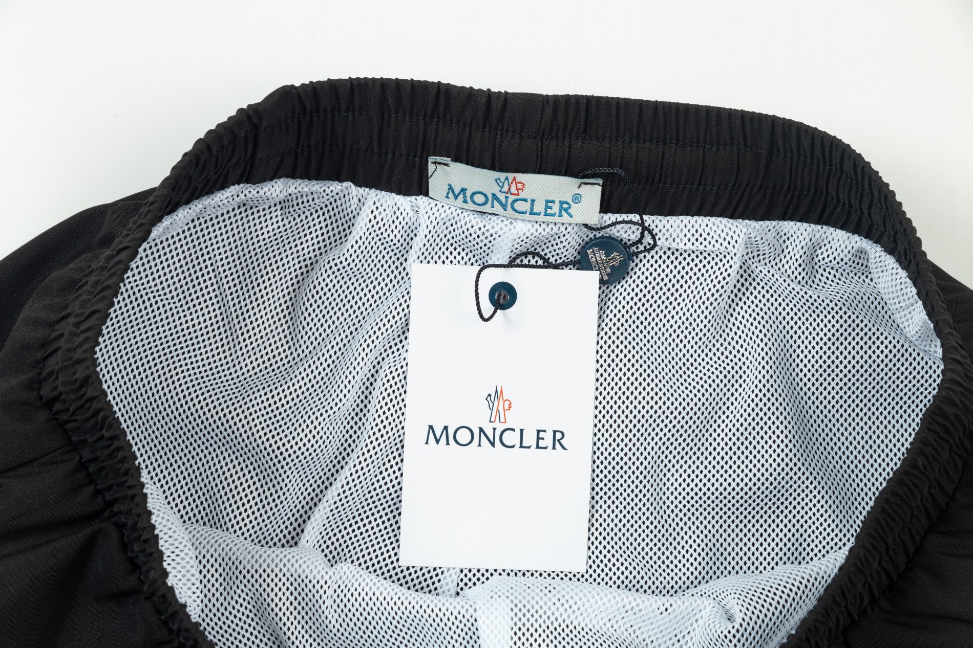 【MONCLER 公式旗艦店】モンクレール ショートパンツ  ご好評に付き再入荷！