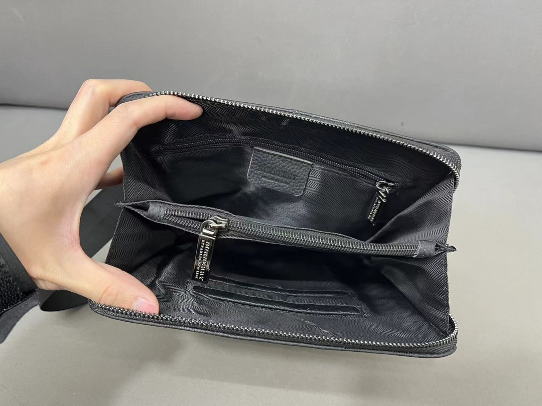 【BURBERRY 公式旗艦店】バーバリー  斜めがけバッグ 当日出荷 好評に付き再入荷！23*26CM