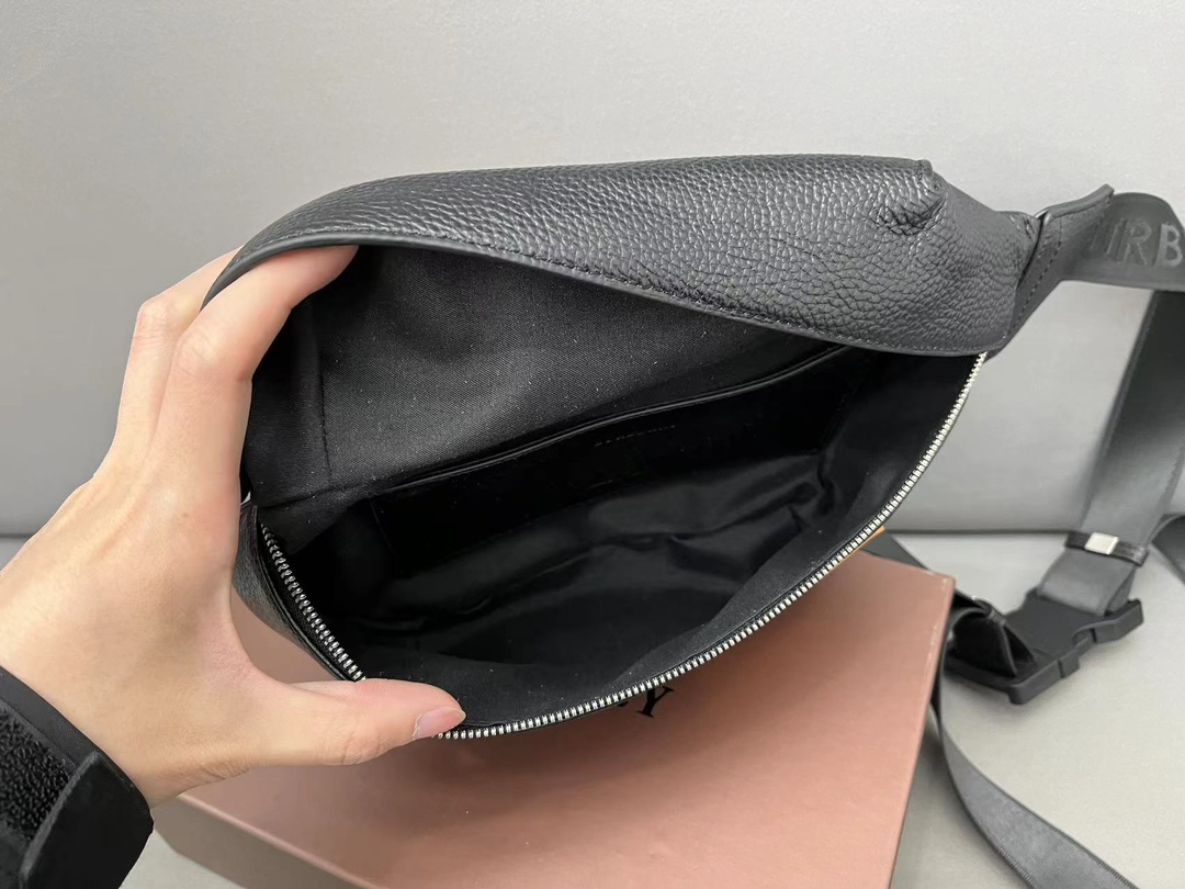 【BURBERRY 公式旗艦店】バーバリー 胸ポケット  当日出荷 好評に付き再入荷！28*19CM