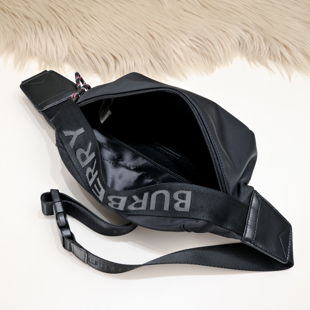 【BURBERRY 公式旗艦店】バーバリー クラッチバッグ  当日出荷 好評に付き再入荷！30*18*16CM