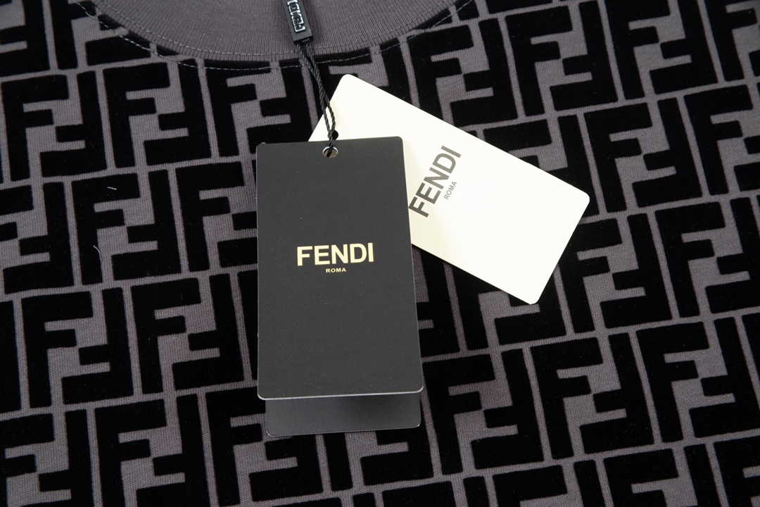 【FENDI  公式旗艦店】フェンディTシャツ ご好評に付き再入荷！