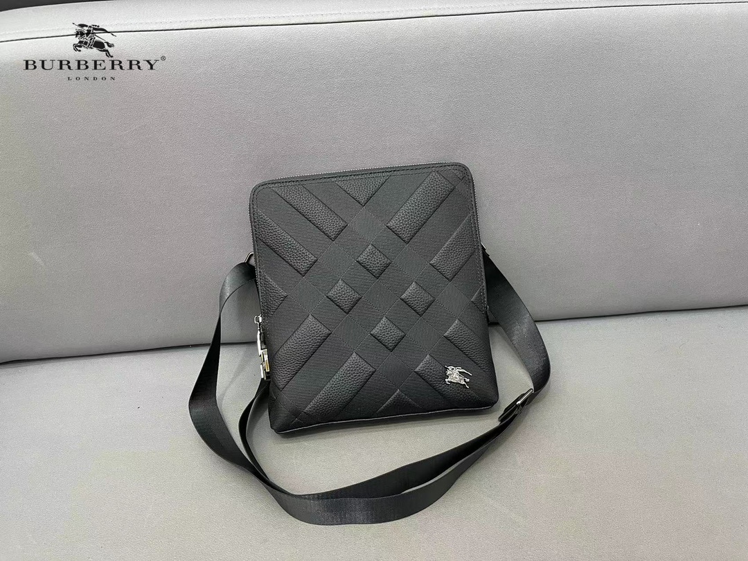 【BURBERRY 公式旗艦店】バーバリー  斜めがけバッグ 当日出荷 好評に付き再入荷！23*26CM