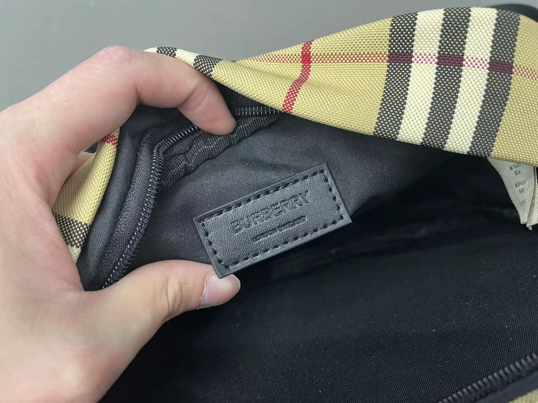 【BURBERRY 公式旗艦店】バーバリー  斜めがけバッグ 当日出荷 好評に付き再入荷！23*16CM