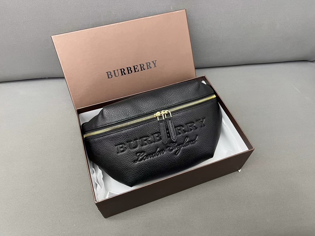 【BURBERRY 公式旗艦店】バーバリー 胸ポケット  当日出荷 好評に付き再入荷！28*19CM