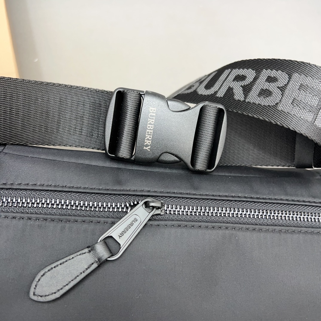 【BURBERRY 公式旗艦店】バーバリー 胸ポケット  当日出荷 好評に付き再入荷！30*14CM