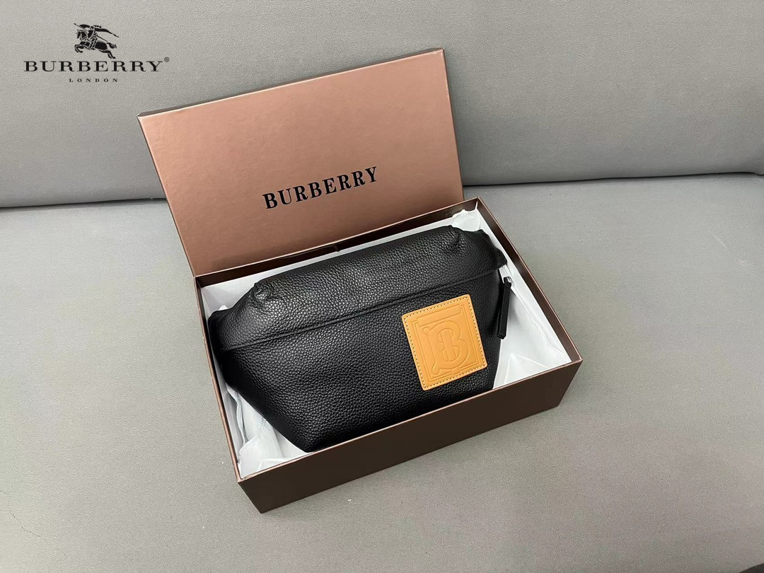【BURBERRY 公式旗艦店】バーバリー 胸ポケット  当日出荷 好評に付き再入荷！28*19CM