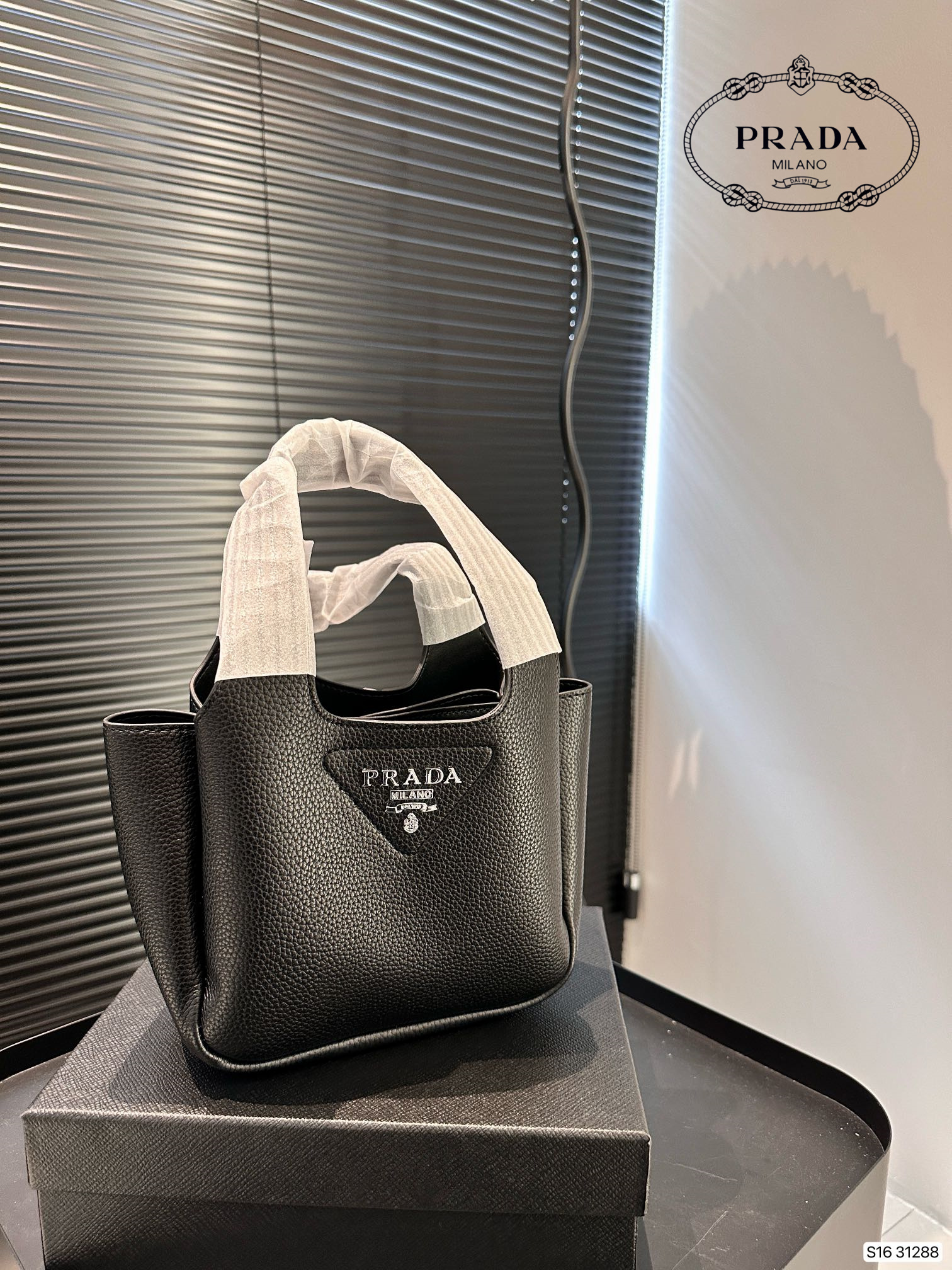 【PRADA 公式旗艦店】プラダ  ハンドバッグ 当日出荷 好評に付き再入荷！17*15CM