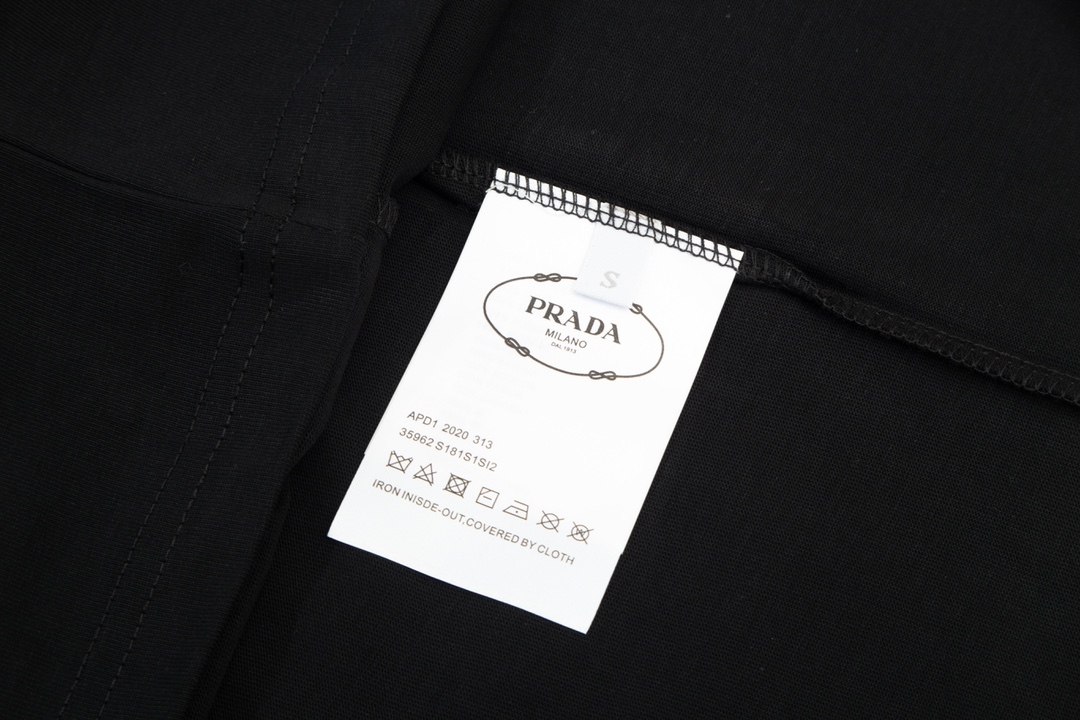 【PRADA 公式旗艦店】 プラダ Tシャツ  ご好評に付き再入荷！