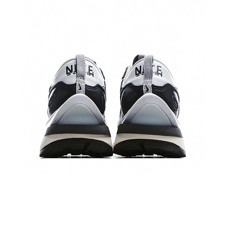 ナイキ x sacai VaporWaffle 'Black and White'