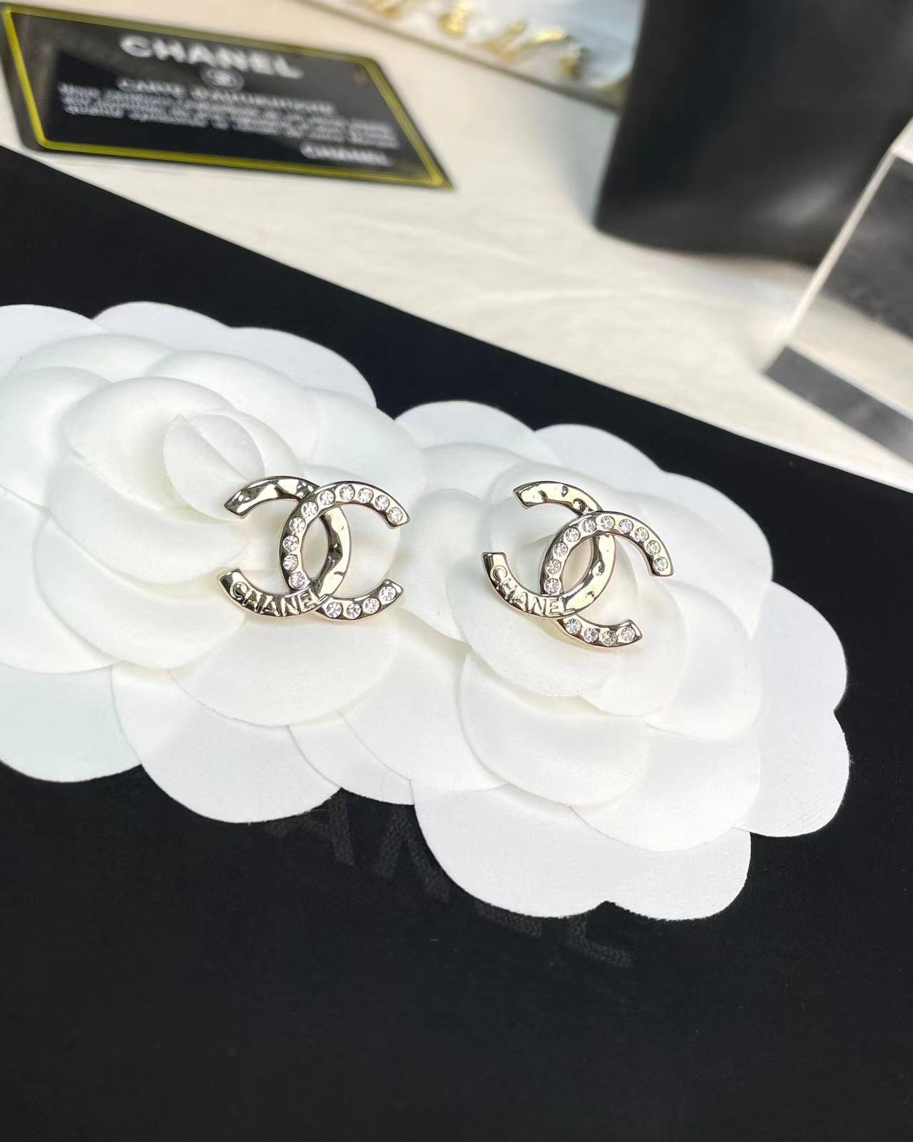 CHANE1 ダブルC ハーフダイヤモンド ピアス【50％割引+送料無料】
