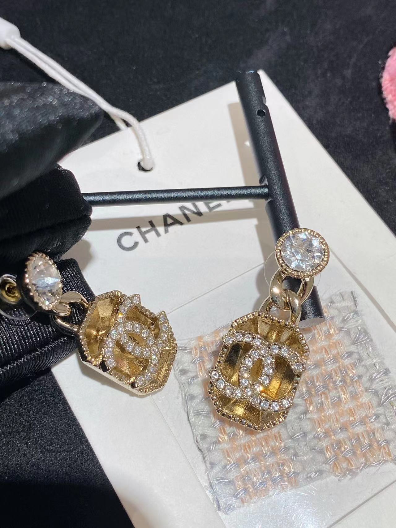 CHANE1 立体中空ピアス【 50％割引+送料無料】