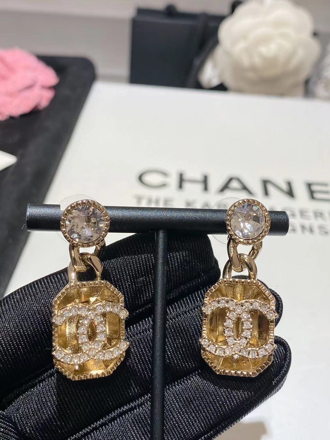 CHANE1 立体中空ピアス【 50％割引+送料無料】