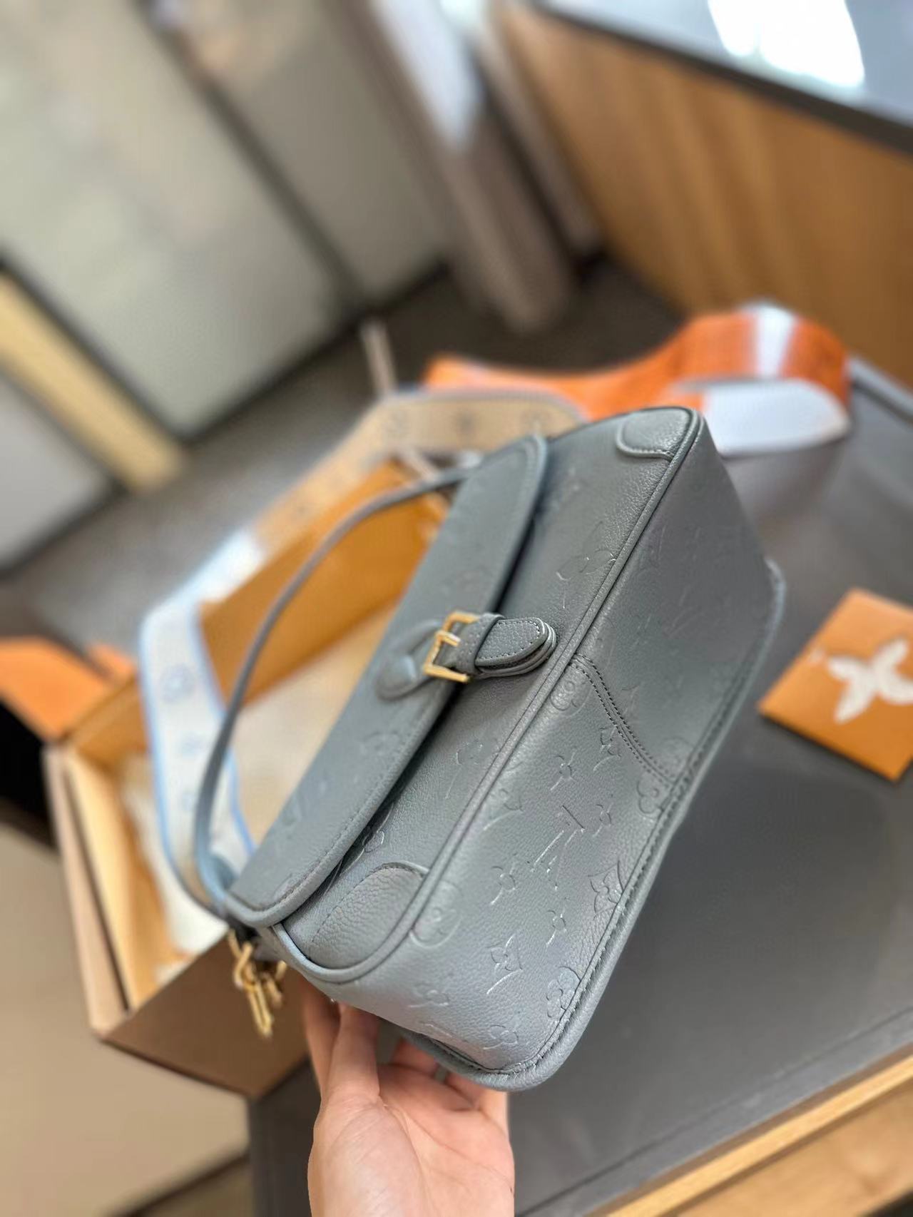 LV 脇下バッグ【 50％割引+送料無料】